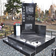 Памятник на кладбище