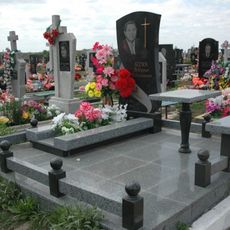 Памятник на кладбище
