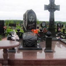Памятник на кладбище