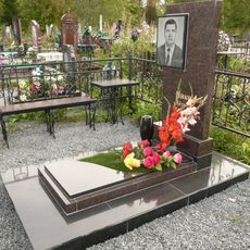 Памятник на кладбище
