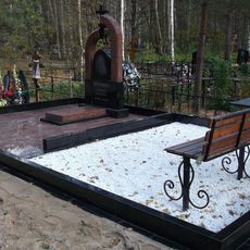 Памятник на кладбище
