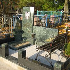 Памятник на кладбище
